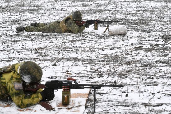 Подготовка мобилизованных военнослужащих РФ на полигоне в Запорожской области
