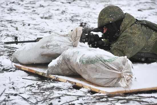 Подготовка мобилизованных военнослужащих РФ на полигоне в Запорожской области