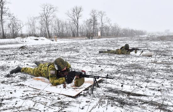 Подготовка мобилизованных военнослужащих РФ на полигоне в Запорожской области