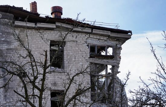 Последствия попадания ракеты ВСУ в здание бывшей школы в Володарском
