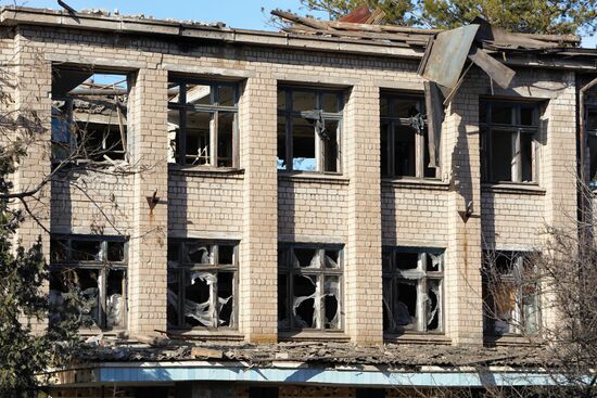 Последствия попадания ракеты ВСУ в здание бывшей школы в Володарском