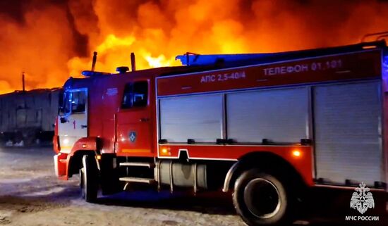 В Красноярске загорелся крупный склад