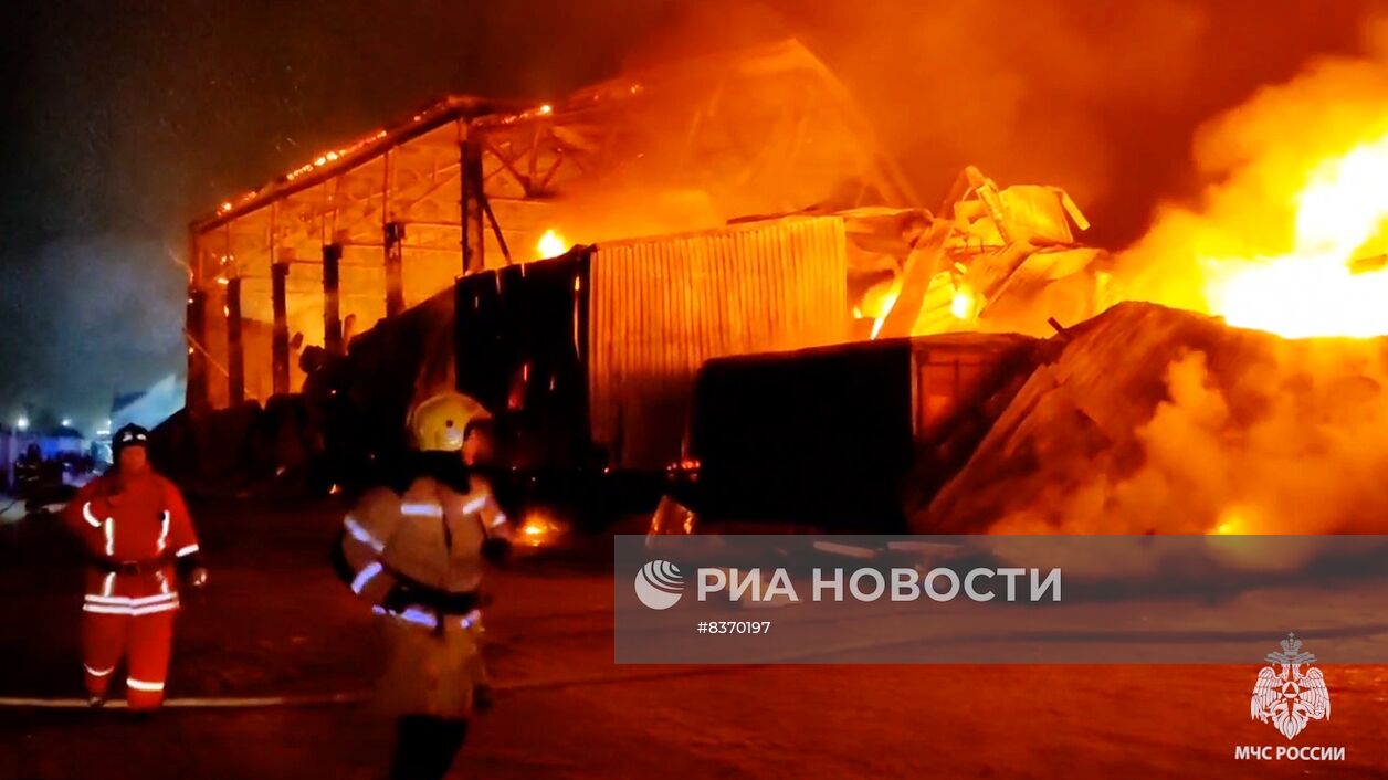 В Красноярске загорелся крупный склад