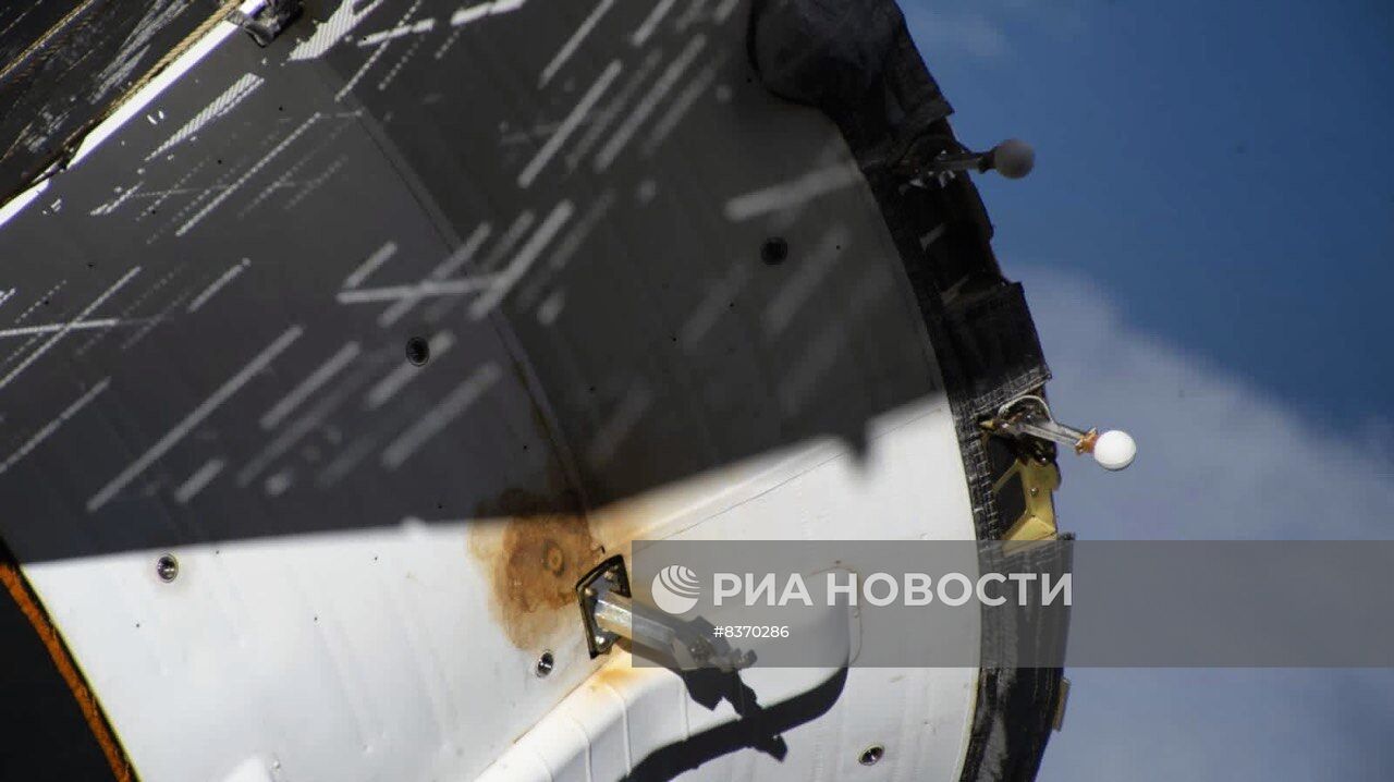 Роскосмос показал нарушение обшивки корабля "Союз МС -22" с разгерметизированной системой охлаждения