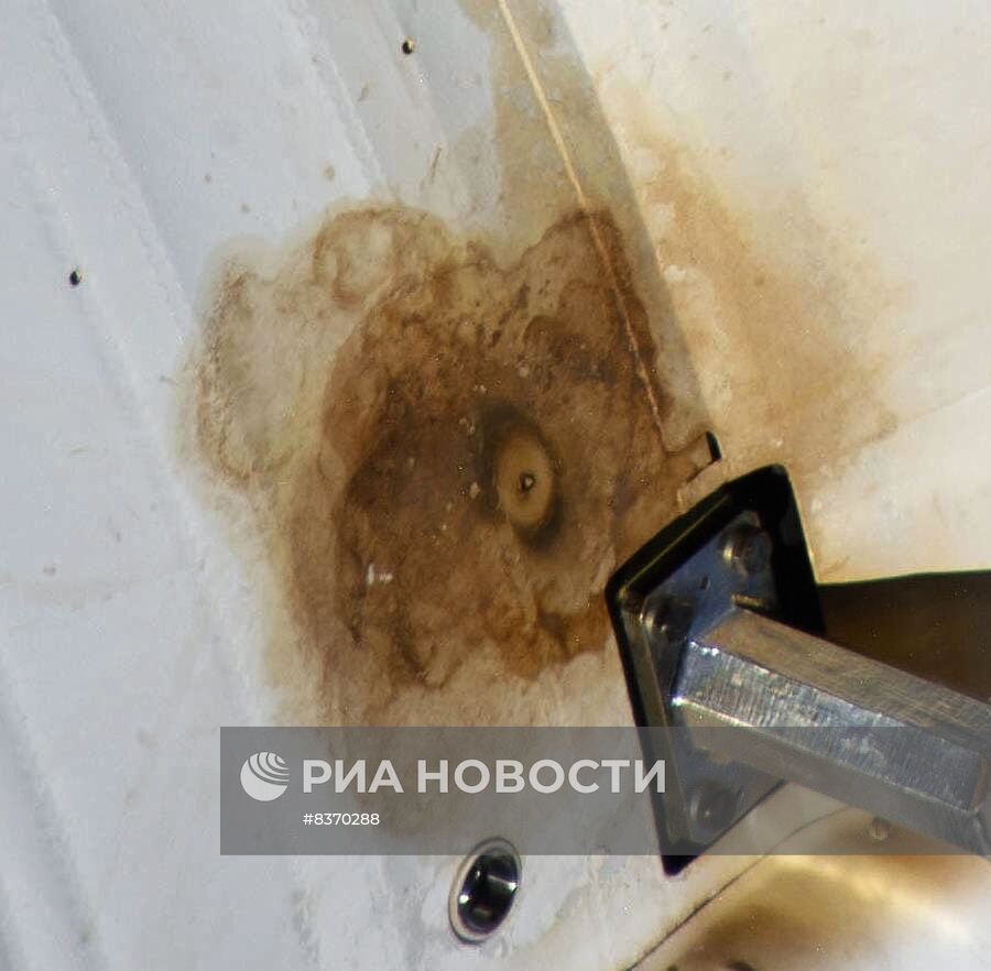 Роскосмос показал нарушение обшивки корабля "Союз МС -22" с разгерметизированной системой охлаждения