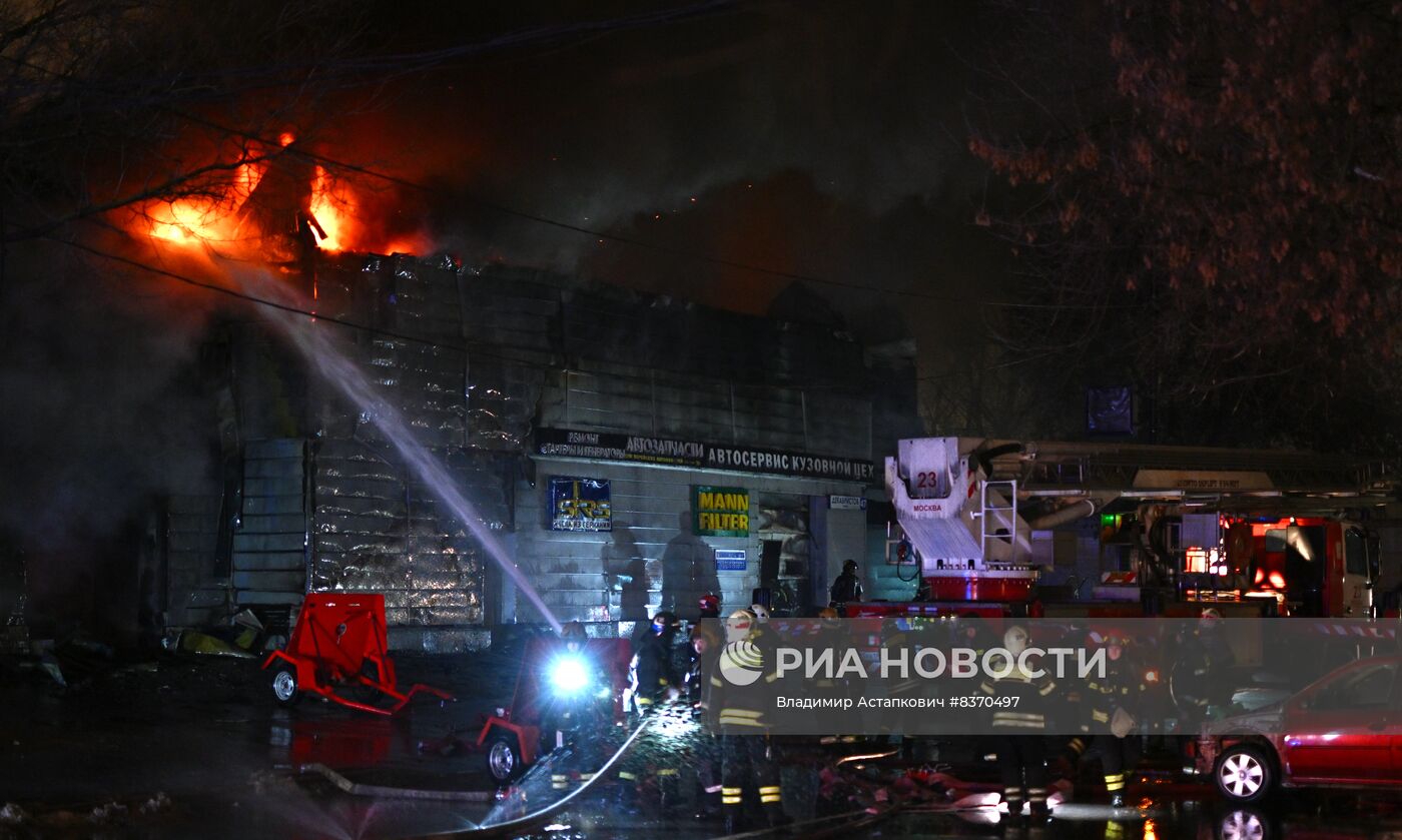 Пожар произошел в автосервисе на северо-востоке Москвы