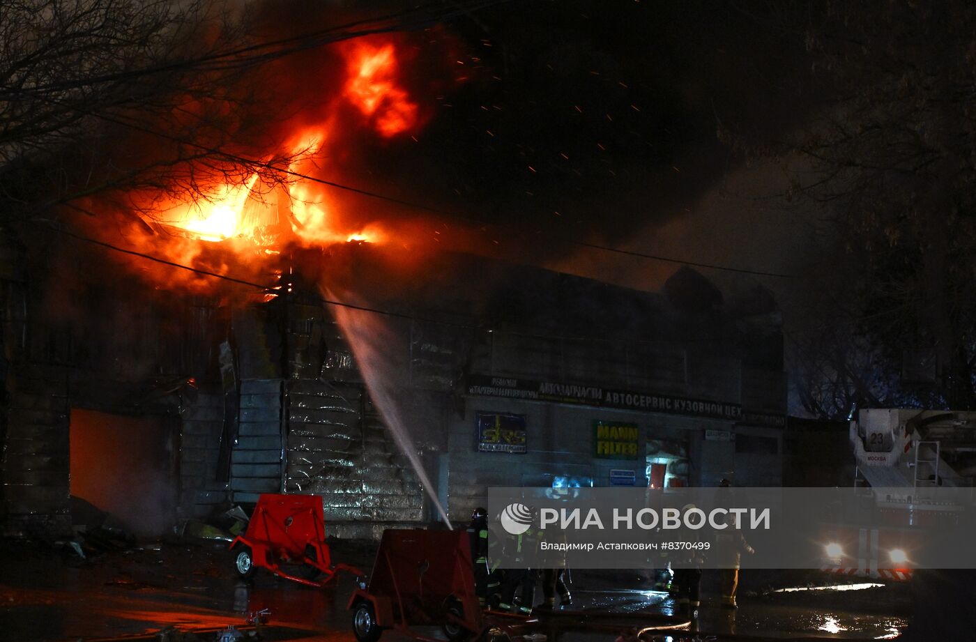 Пожар произошел в автосервисе на северо-востоке Москвы