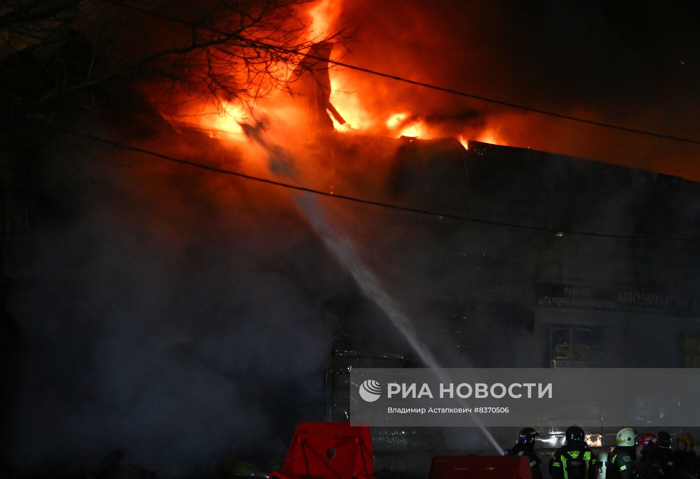 Пожар произошел в автосервисе на северо-востоке Москвы