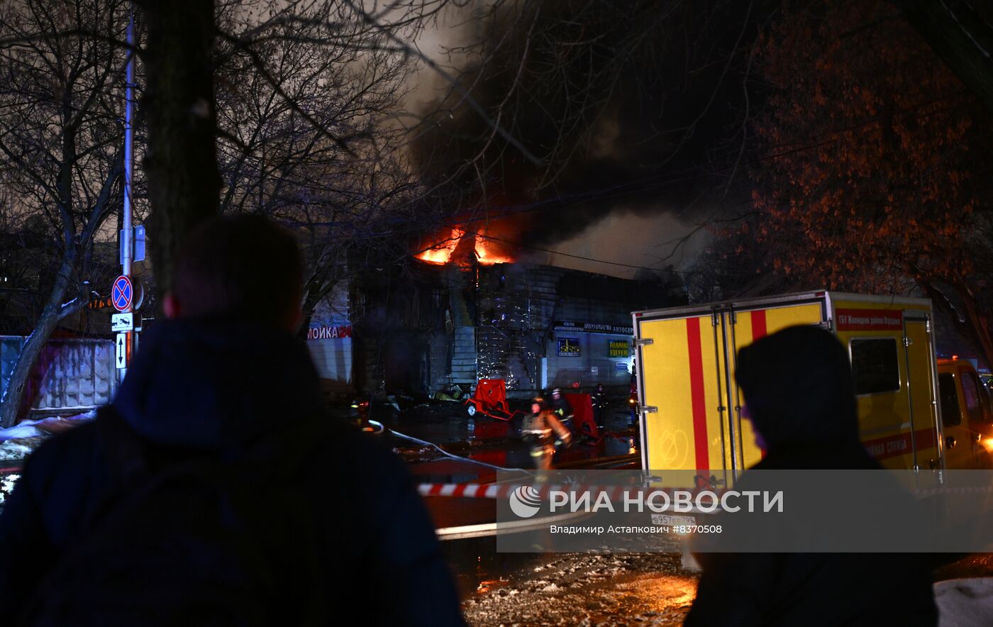 Пожар произошел в автосервисе на северо-востоке Москвы