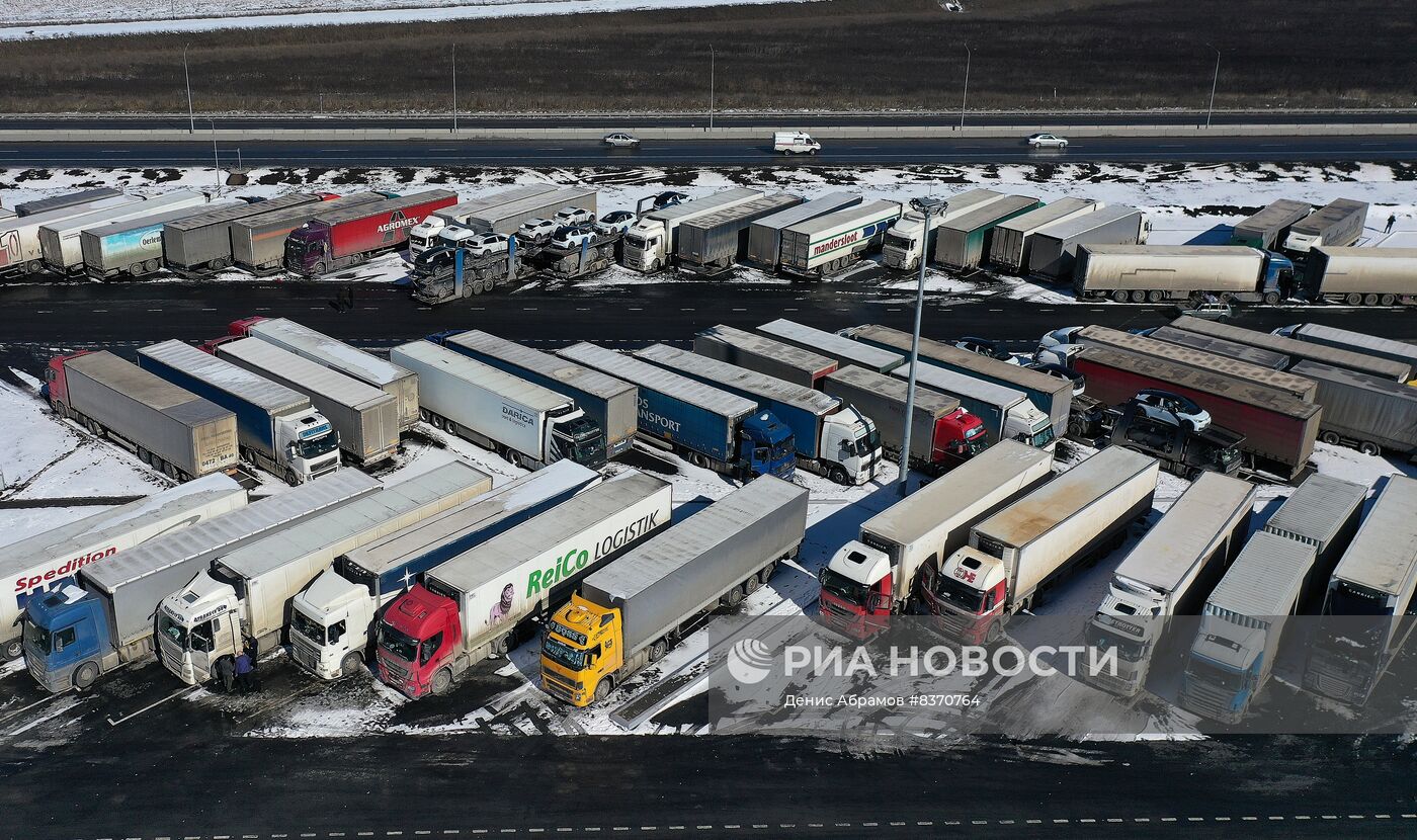 Тысячи фур стоят в очереди на проезд по Военно-Грузинской дороге | РИА  Новости Медиабанк