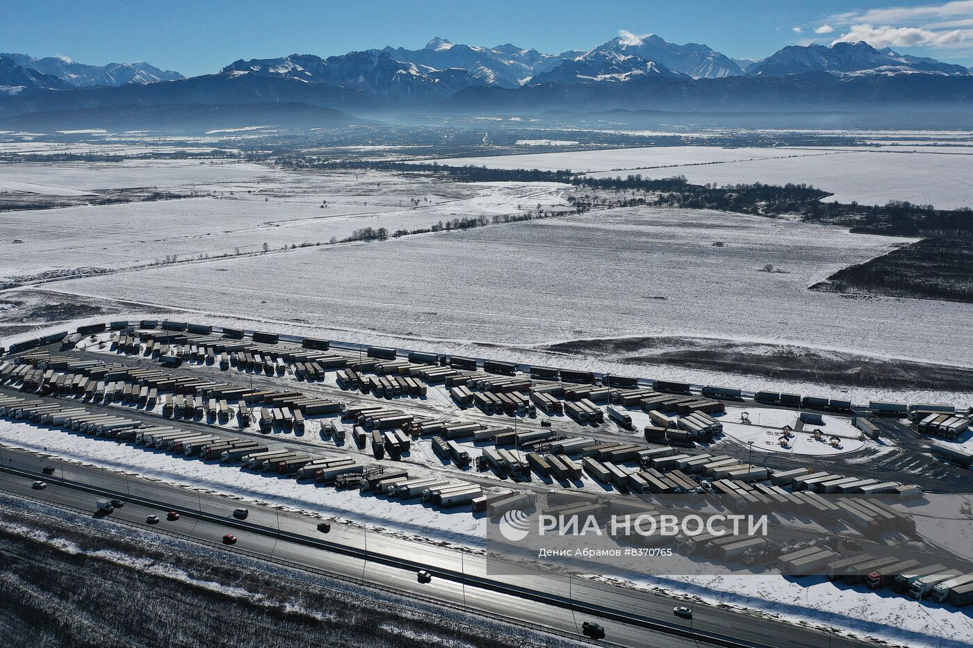 Тысячи фур стоят в очереди на проезд по Военно-Грузинской дороге
