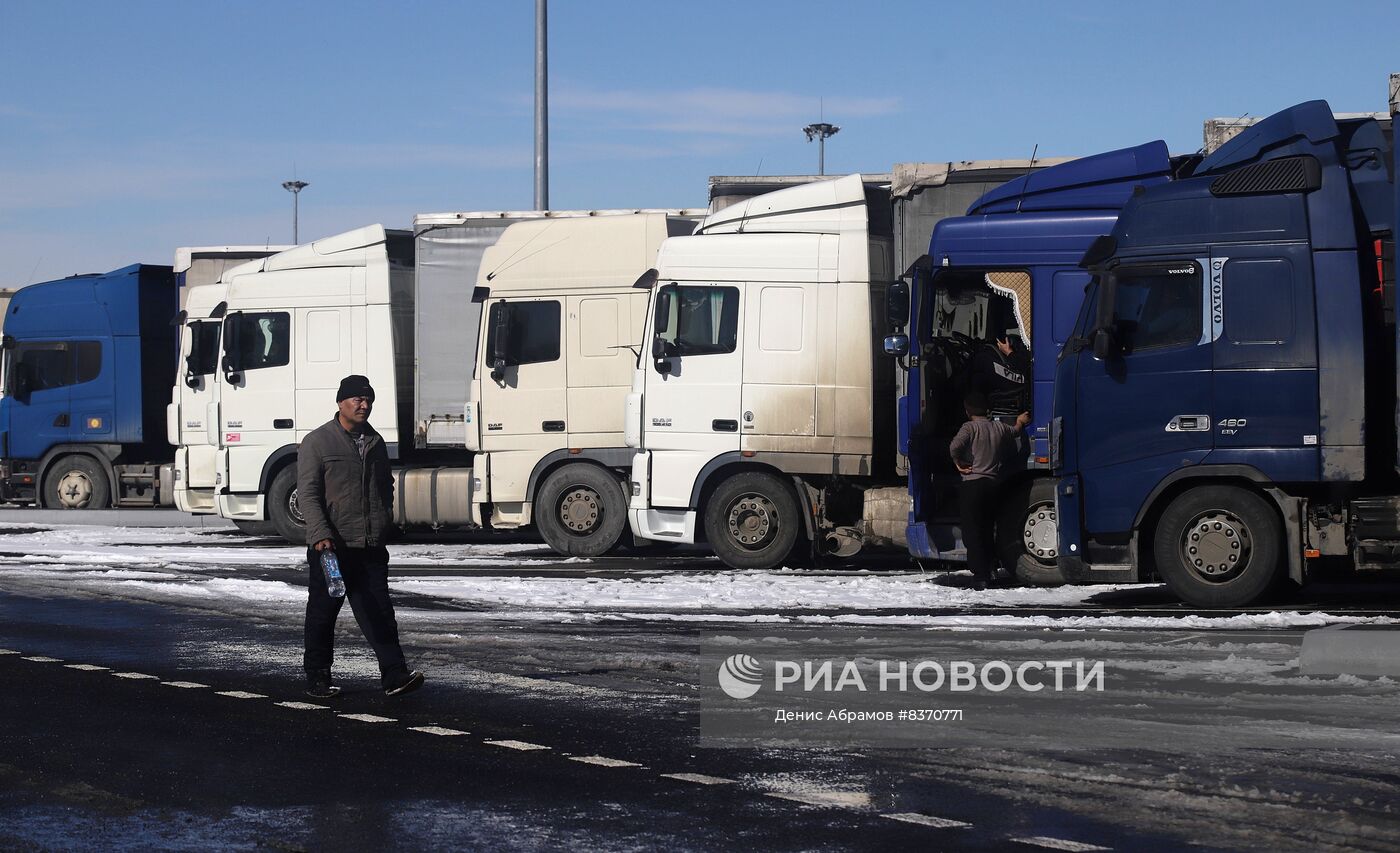 Тысячи фур стоят в очереди на проезд по Военно-Грузинской дороге