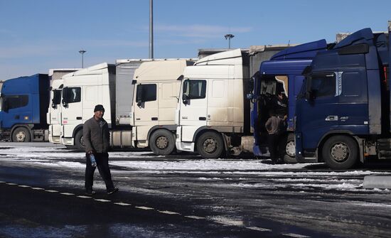 Тысячи фур стоят в очереди на проезд по Военно-Грузинской дороге