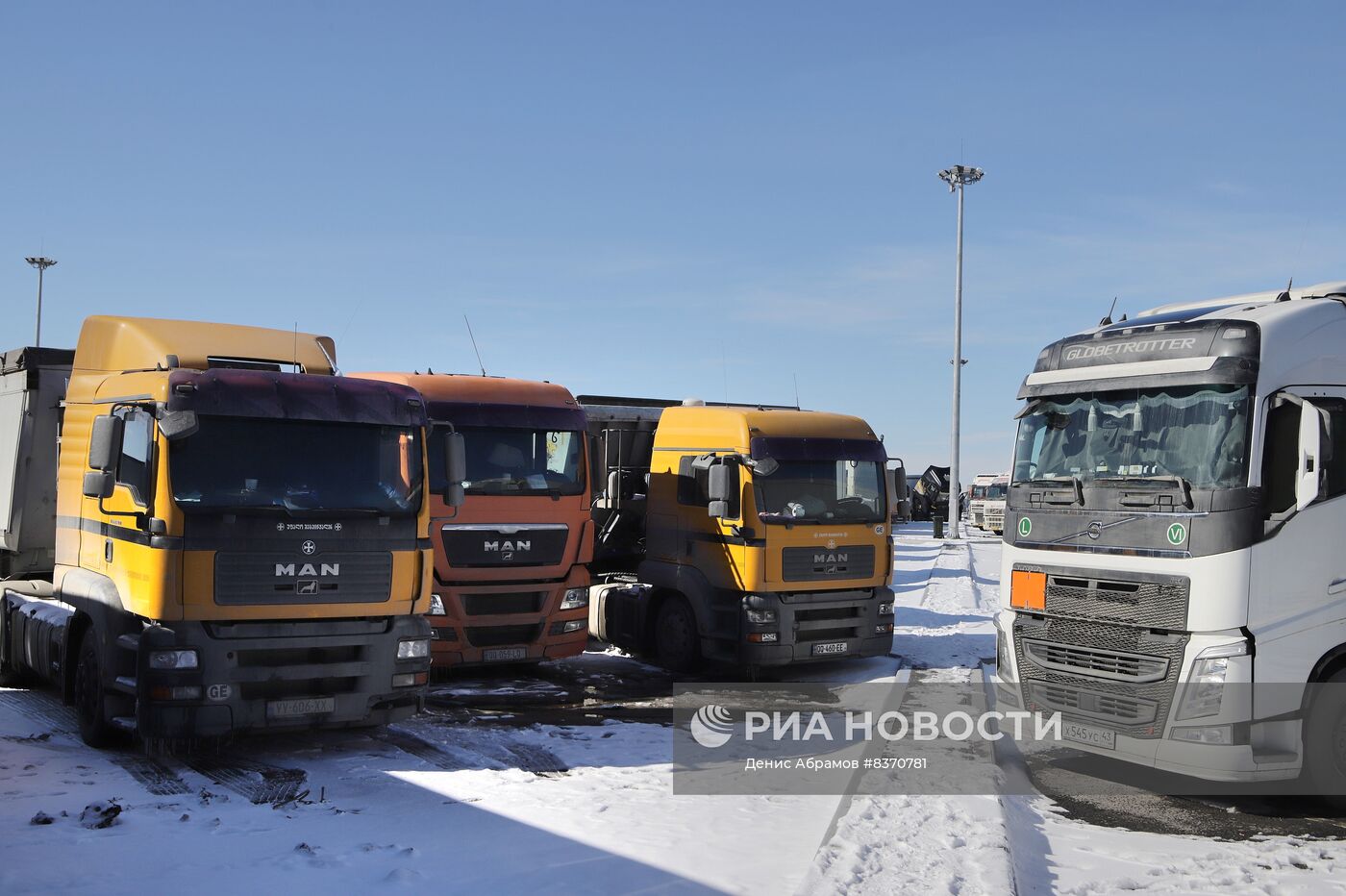 Тысячи фур стоят в очереди на проезд по Военно-Грузинской дороге