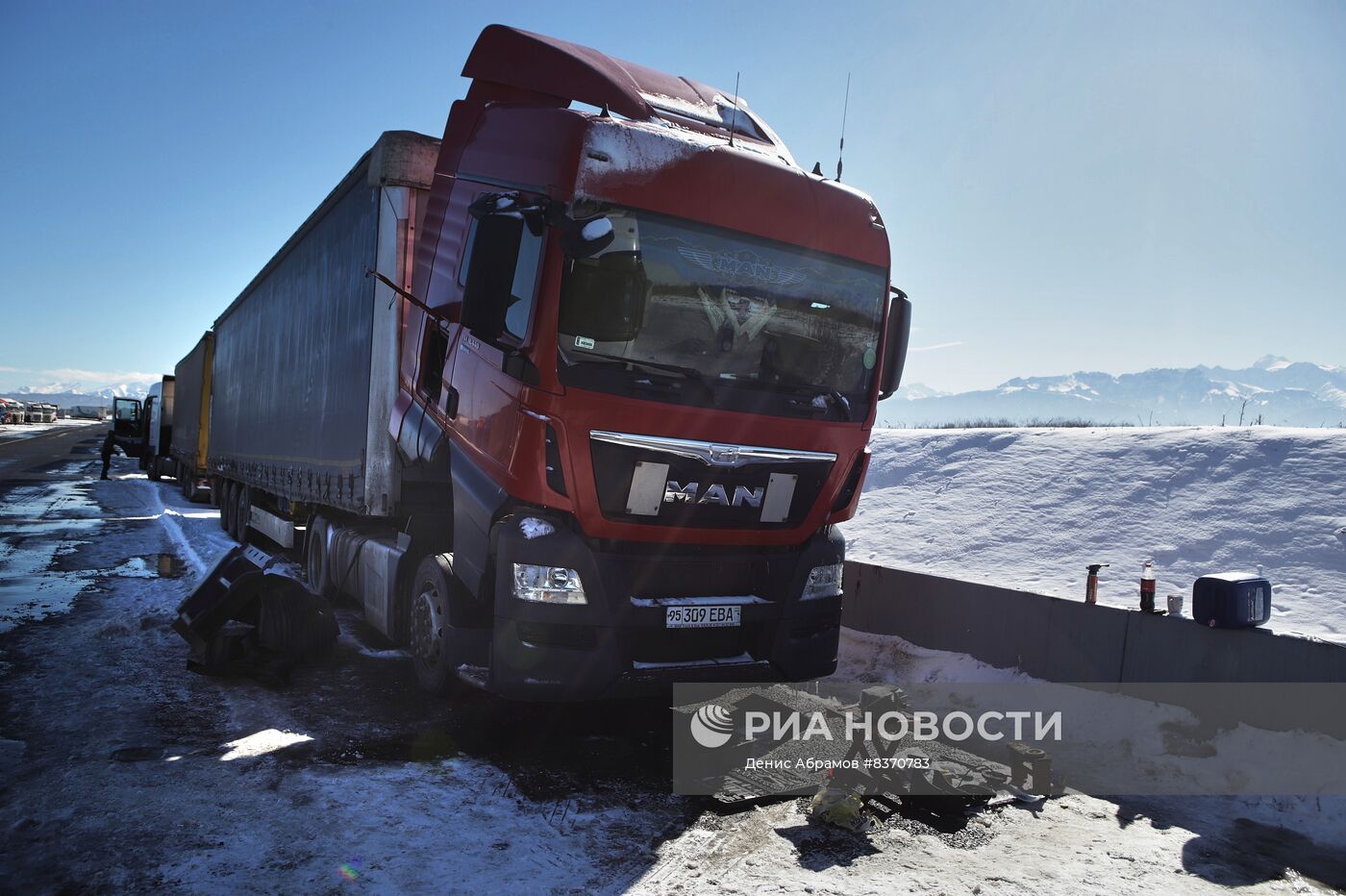 Тысячи фур стоят в очереди на проезд по Военно-Грузинской дороге