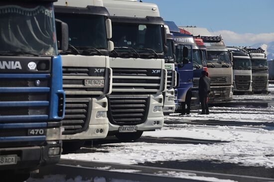 Тысячи фур стоят в очереди на проезд по Военно-Грузинской дороге