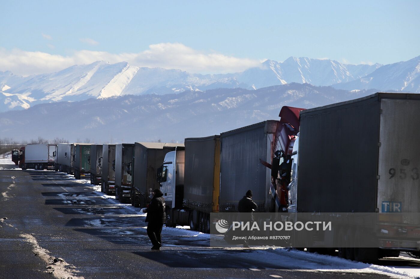 Тысячи фур стоят в очереди на проезд по Военно-Грузинской дороге