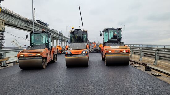 Закончено асфальтирование новых пролетов Крымского моста