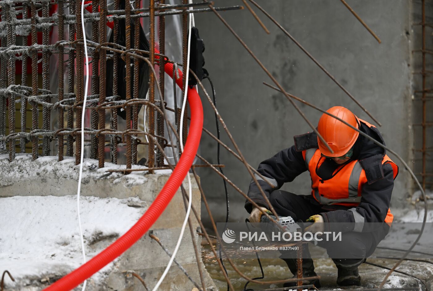 Мэр Москвы С. Собянин осмотрел ход строительства станции "ЗИЛ" и моста через затон Новинки