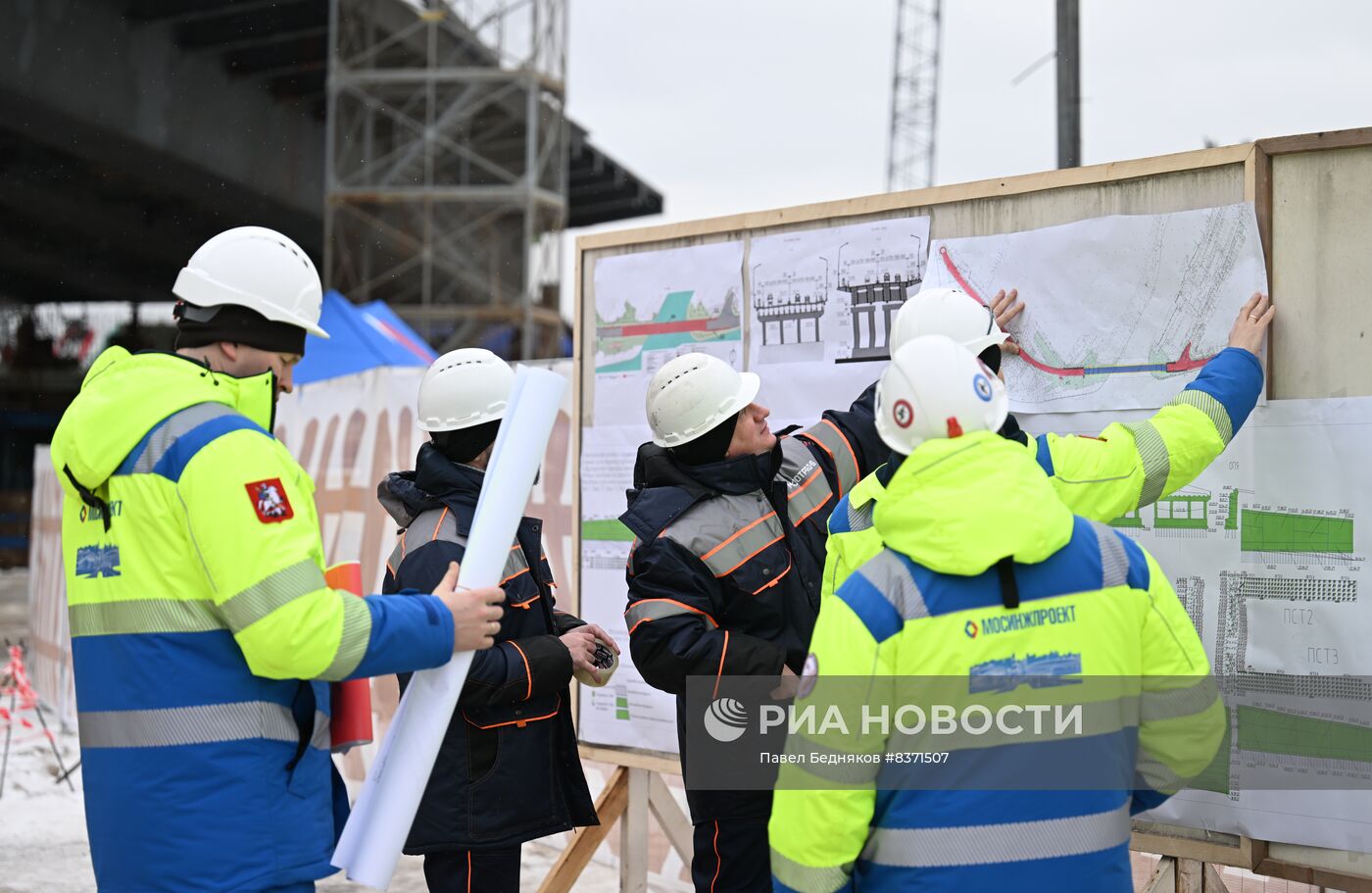 Мэр Москвы С. Собянин осмотрел ход строительства станции "ЗИЛ" и моста через затон Новинки