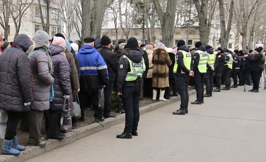 Акция протеста оппозиции у молдавского парламента