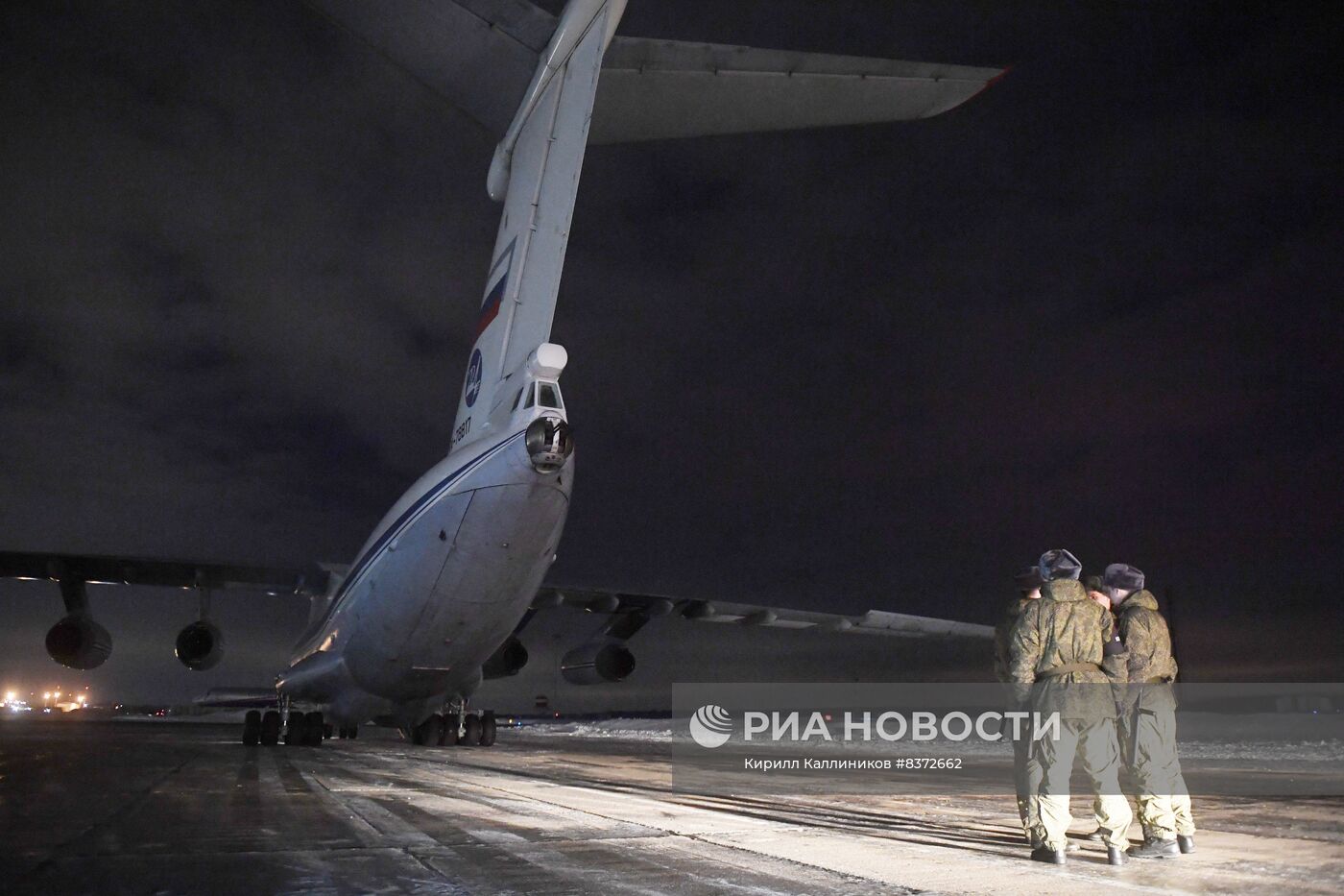 На аэродроме Чкаловский встретили самолёт с освобождёнными из плена российскими военнослужащими