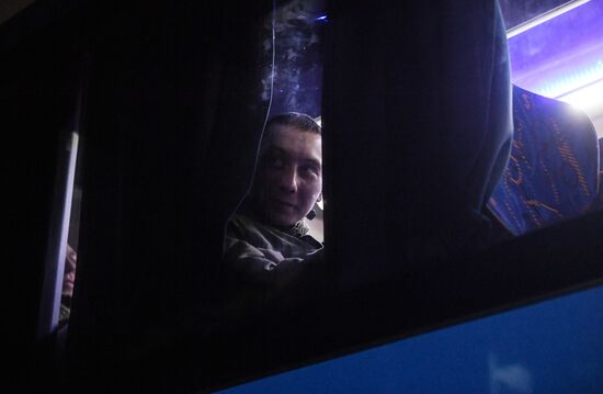 На аэродроме Чкаловский встретили самолёт с освобождёнными из плена российскими военнослужащими