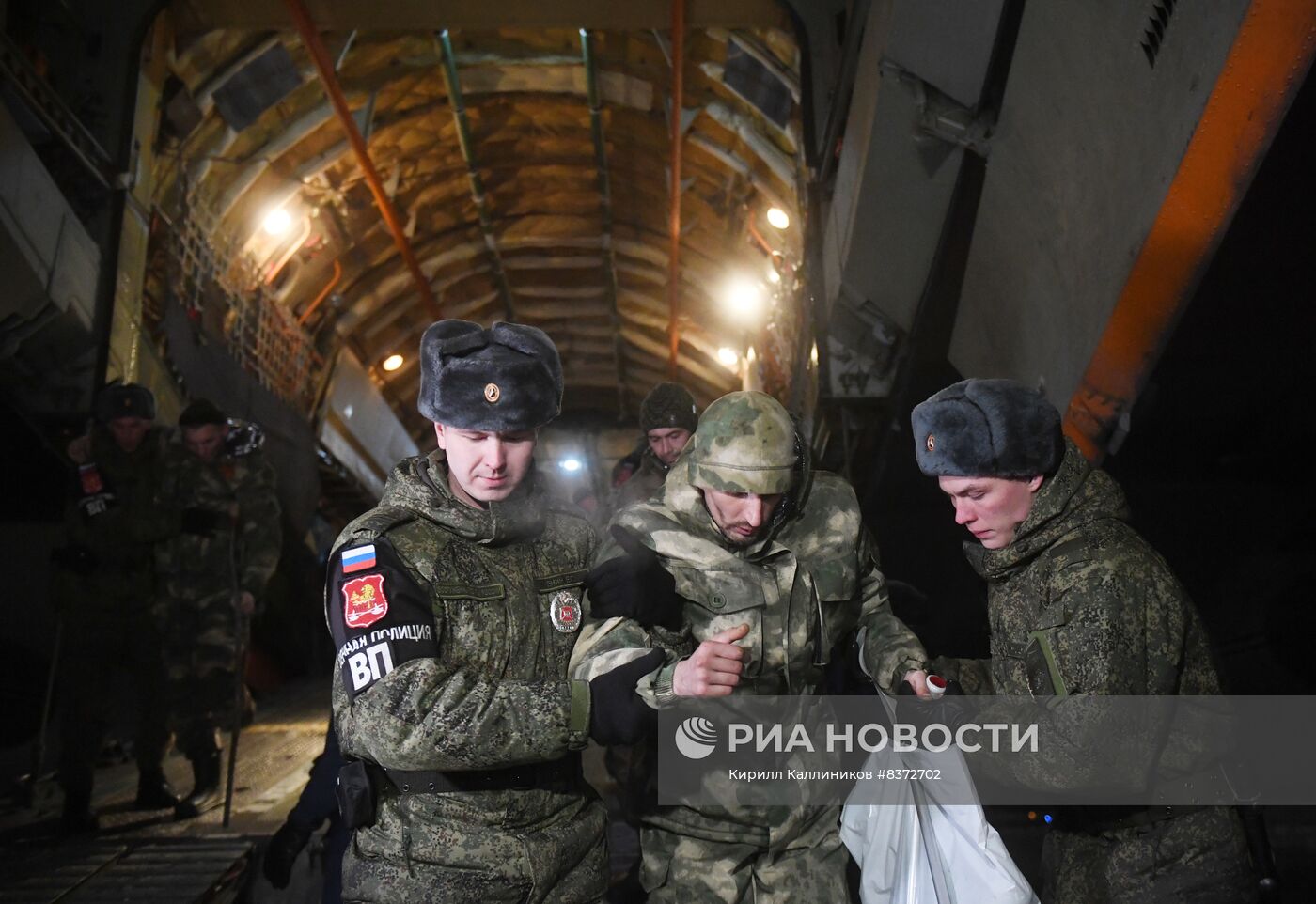 На аэродроме Чкаловский встретили самолёт с освобождёнными из плена российскими военнослужащими