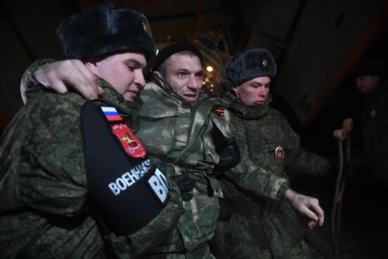 На аэродроме Чкаловский встретили самолёт с освобождёнными из плена российскими военнослужащими