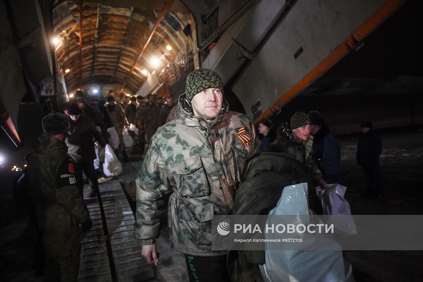 На аэродроме Чкаловский встретили самолёт с освобождёнными из плена российскими военнослужащими