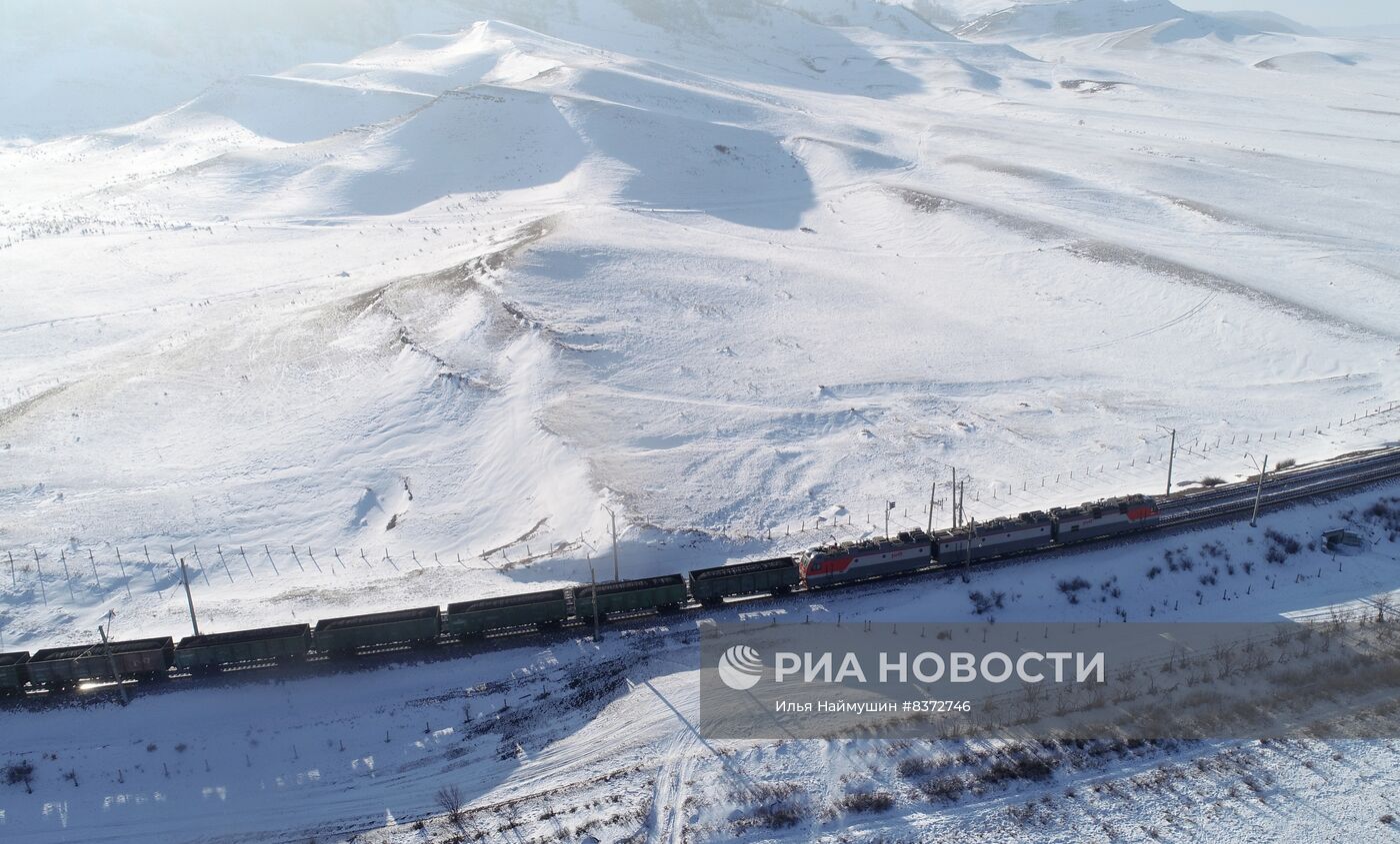 Поезда на Транссибирской железнодорожной магистрали в Хакасии