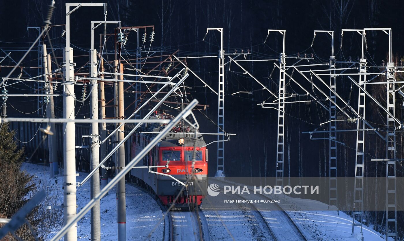 Поезда на Транссибирской железнодорожной магистрали в Хакасии