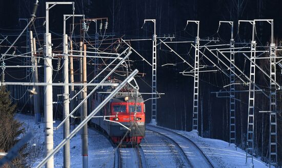 Поезда на Транссибирской железнодорожной магистрали в Хакасии