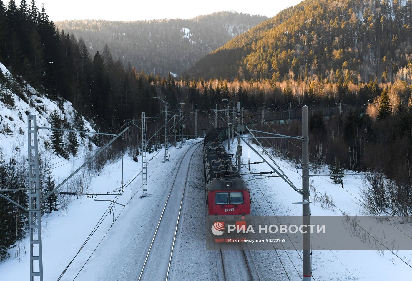 Поезда на Транссибирской железнодорожной магистрали в Хакасии