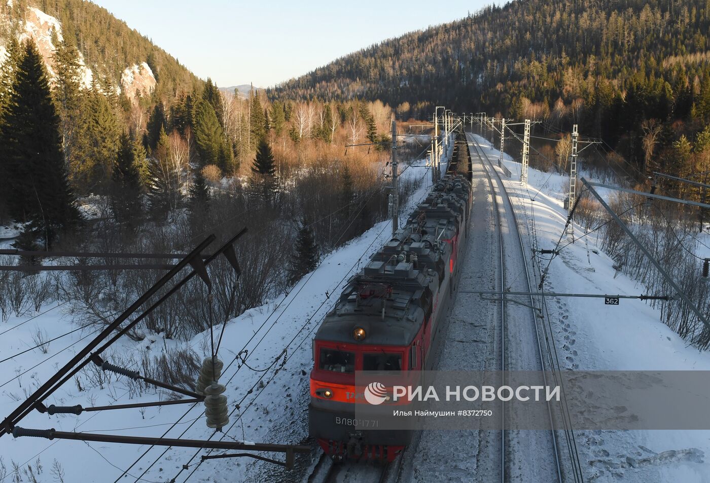 Поезда на Транссибирской железнодорожной магистрали в Хакасии