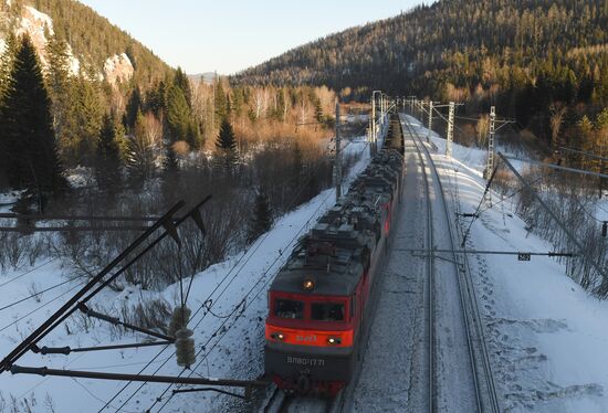 Поезда на Транссибирской железнодорожной магистрали в Хакасии