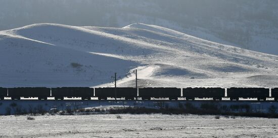 Поезда на Транссибирской железнодорожной магистрали в Хакасии