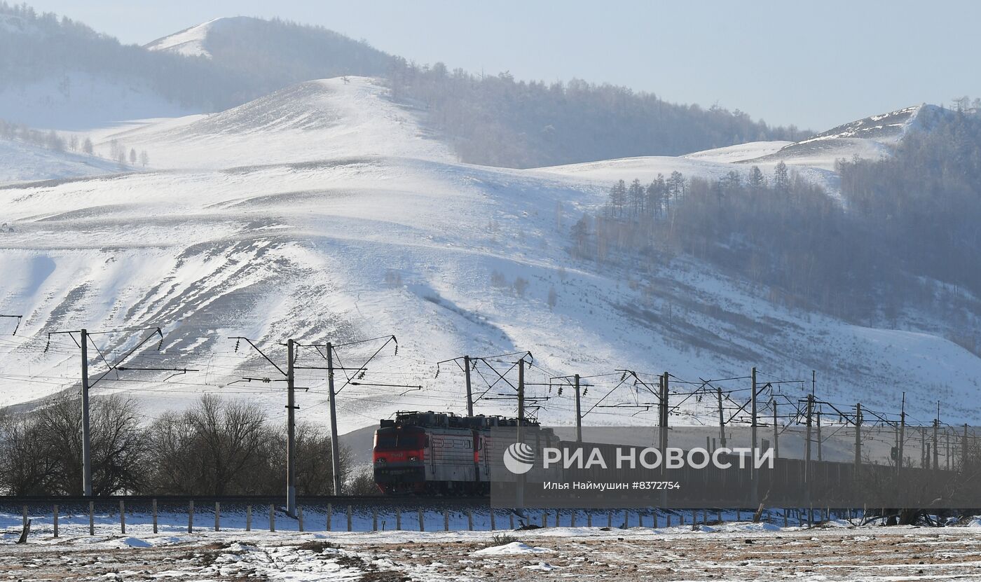 Поезда на Транссибирской железнодорожной магистрали в Хакасии