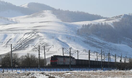 Поезда на Транссибирской железнодорожной магистрали в Хакасии