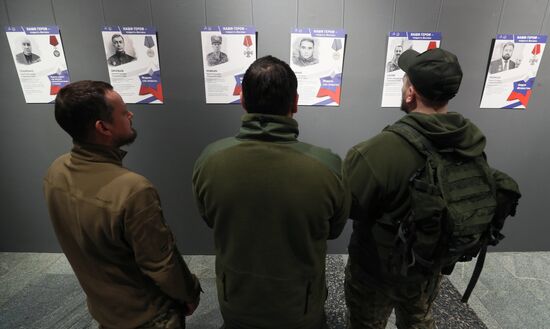 Открытие выставки "Герои Донбасса – Герои Москвы"