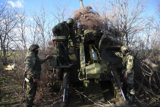 Работа артиллерийских расчетов в зоне СВО