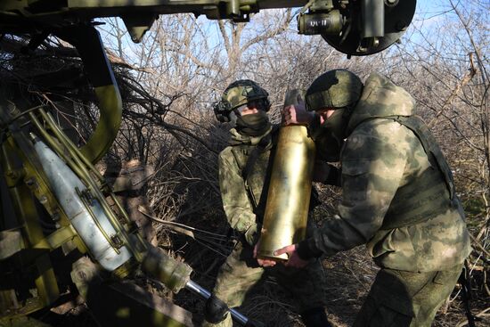 Работа артиллерийских расчетов в зоне СВО