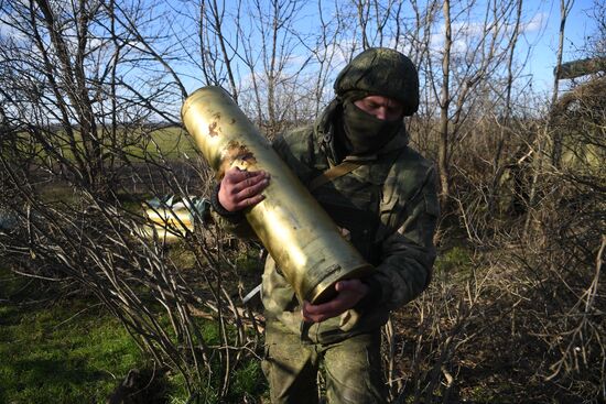 Работа артиллерийских расчетов в зоне СВО