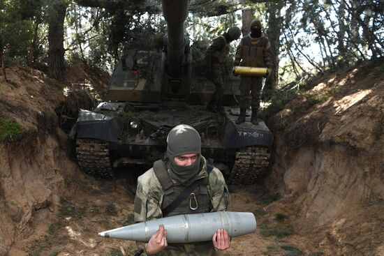 Работа артиллерийских расчетов в зоне СВО