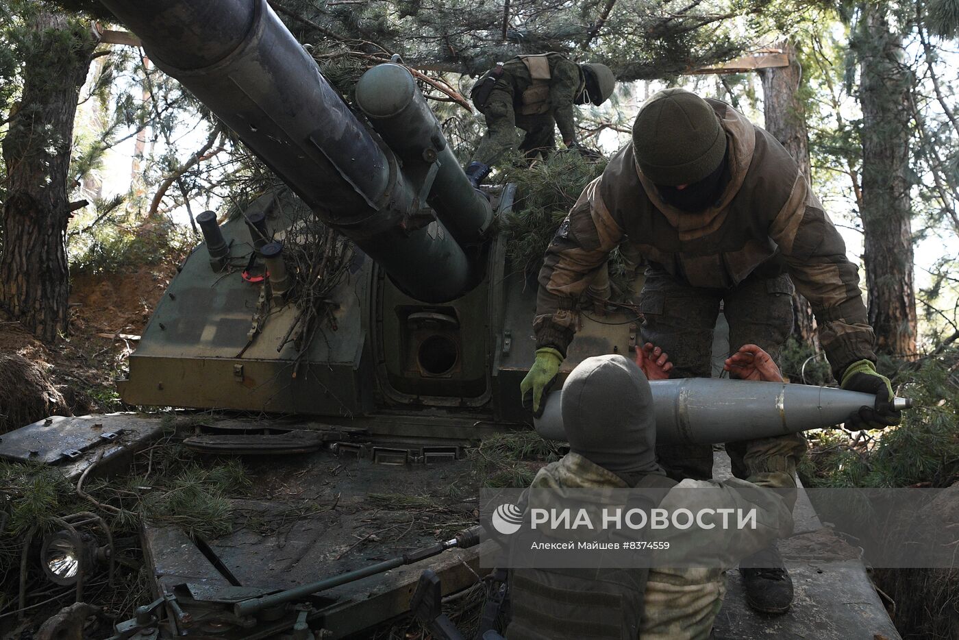 Работа артиллерийских расчетов в зоне СВО