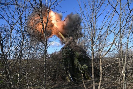 Работа артиллерийских расчетов в зоне СВО