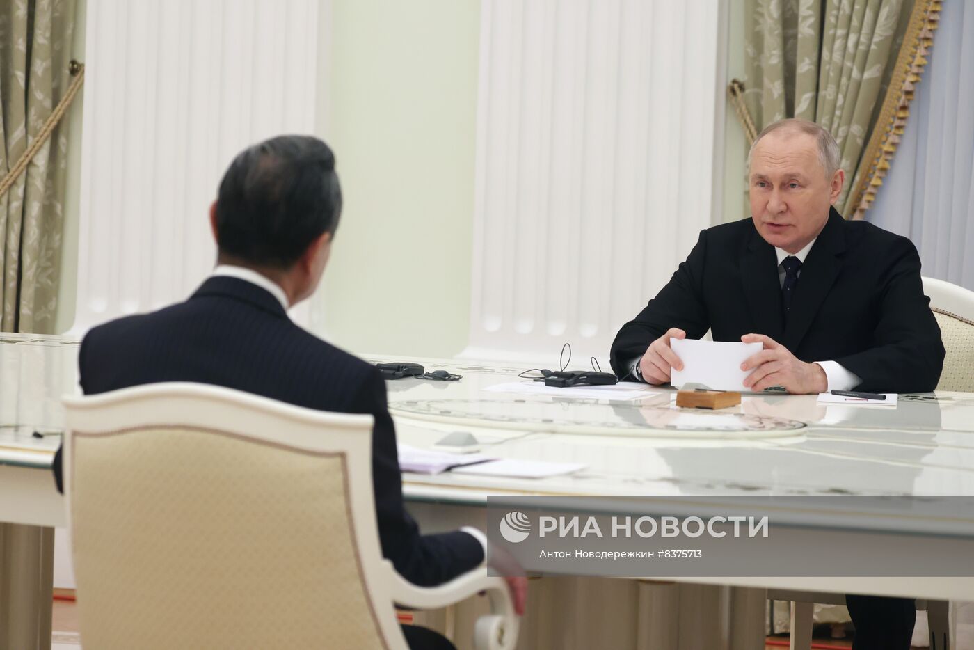 Президент РФ В. Путин встретился с членом Политбюро ЦК КПК Ван И