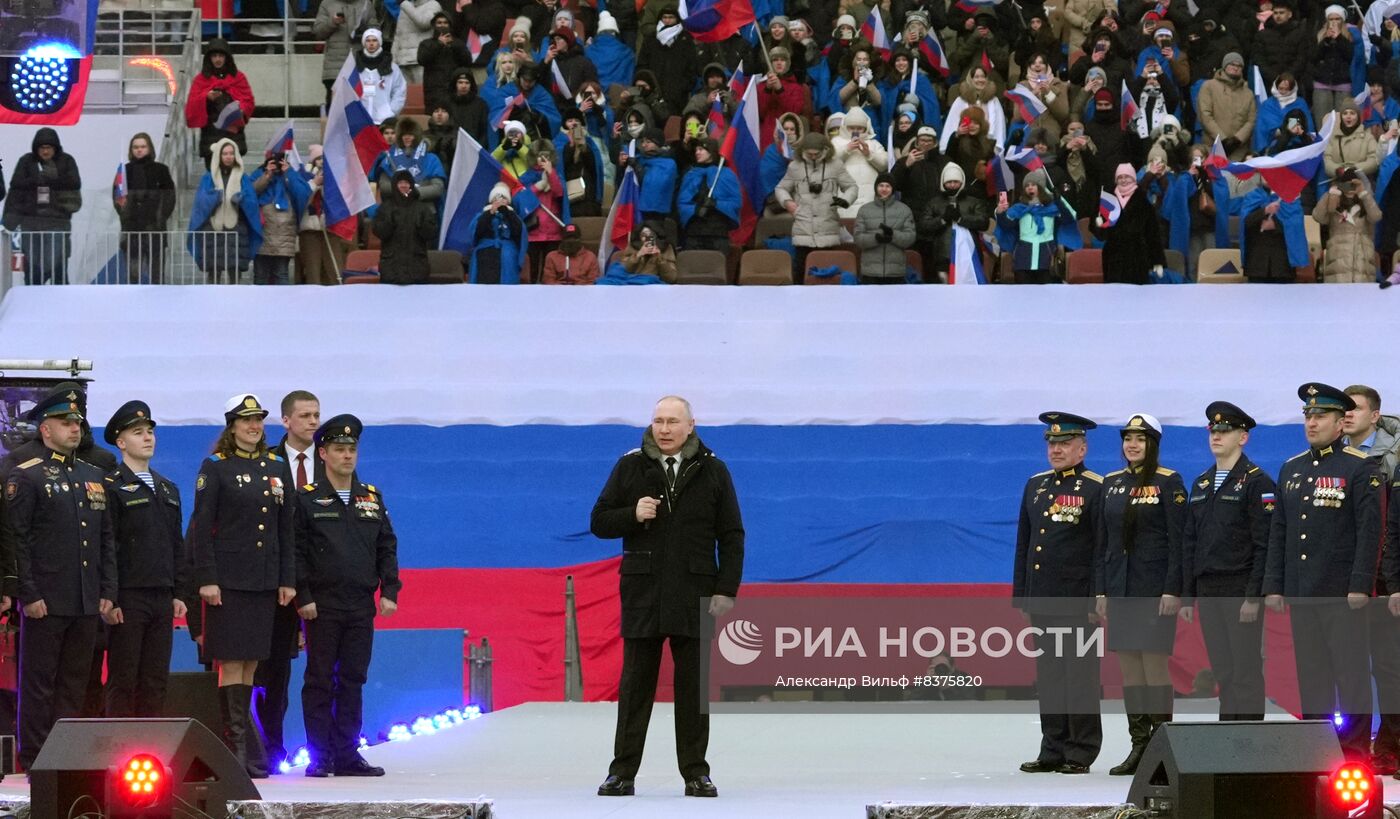 Президент РФ В. Путин посетил митинг-концерт "Слава защитникам Отечества!"