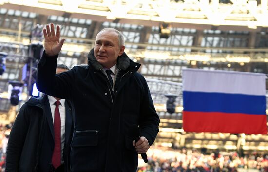 Президент РФ В. Путин посетил митинг-концерт "Слава защитникам Отечества!"