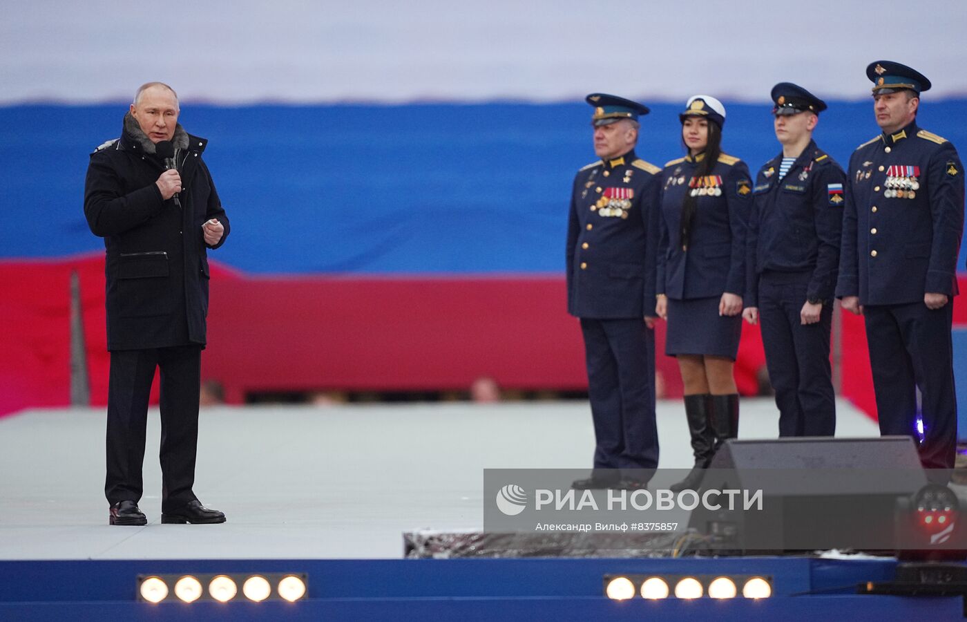 Президент РФ В. Путин посетил митинг-концерт "Слава защитникам Отечества!"